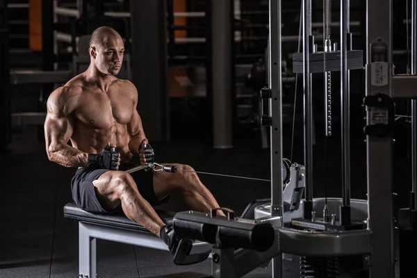 Atleta Musculoso Culturista Entrenamiento Nuevo Simulador Gimnasio — Foto de Stock