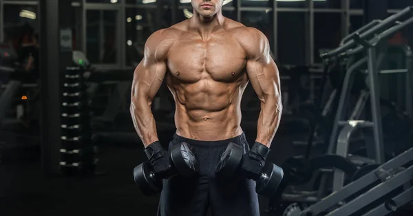 Svalnatý Mladík Cvičení Činkami Guy Vlaky Jeho Biceps — Stock fotografie