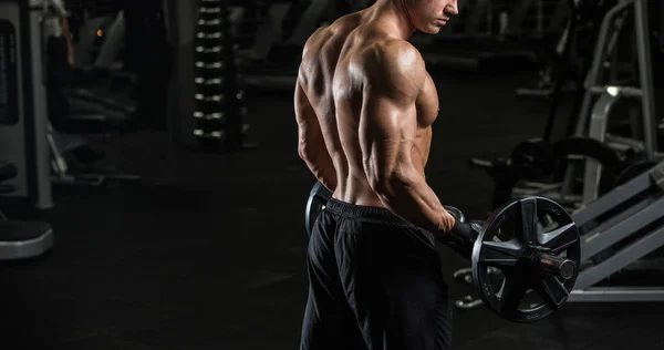 Svalnatý Mladík Cvičení Činkami Guy Vlaky Jeho Biceps — Stock fotografie