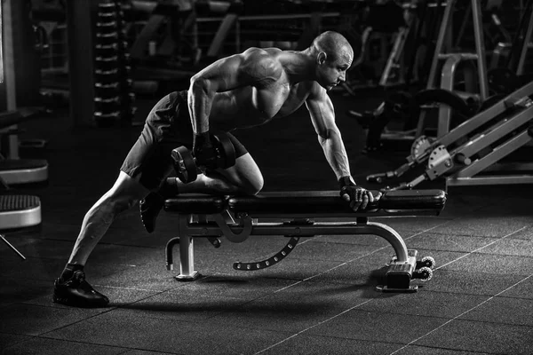 在运动健身中心做大量举重运动的有吸引力的高个子肌肉健美运动员 — 图库照片