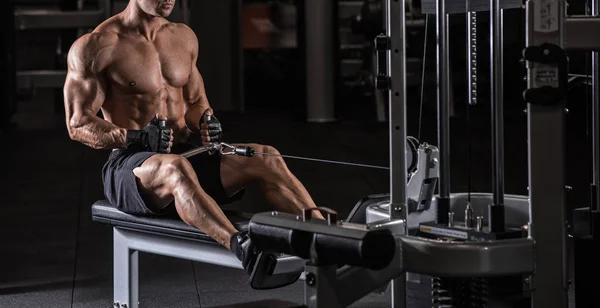 Atleta Musculoso Culturista Entrenamiento Nuevo Simulador Gimnasio — Foto de Stock