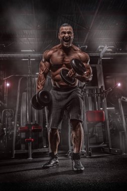 spor salonunda traşsız fitness sakal tren ile acımasız kaslı adam