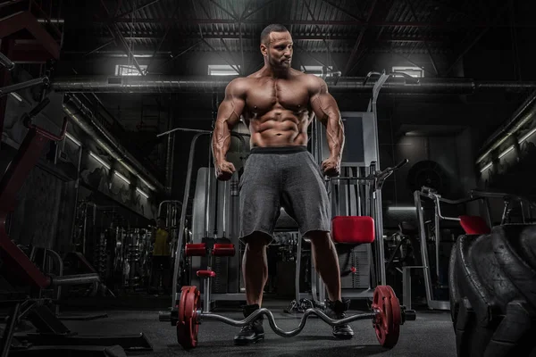 Brutale sterke atletische mannen oppompen van spieren training bodybuildi — Stockfoto