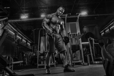 Acımasız güçlü atletik erkek kasları egzersiz bodybuildi kadar pompalama