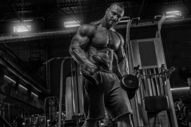 Brutal güçlü atletik erkekler kasları pompalama ve spor salonu w tren