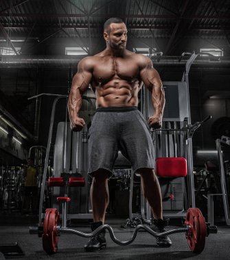 Acımasız güçlü atletik erkek kasları egzersiz bodybuildi kadar pompalama