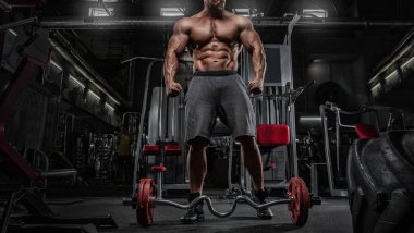 Acımasız güçlü atletik erkek kasları egzersiz bodybuildi kadar pompalama