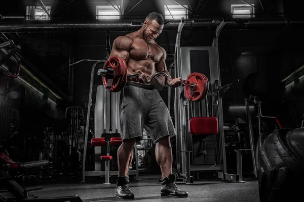 Brutal starke athletische Männer, die Muskeln aufpumpen und im Fitnessstudio trainieren — Stockfoto