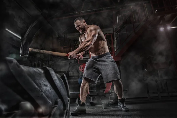 Young handsome athlete bodybuilder weightlifter doing crossfit w — Stock Photo, Image