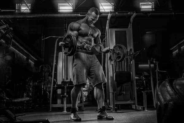 野蛮强壮的体育男子泵起肌肉和训练在健身房w — 图库照片