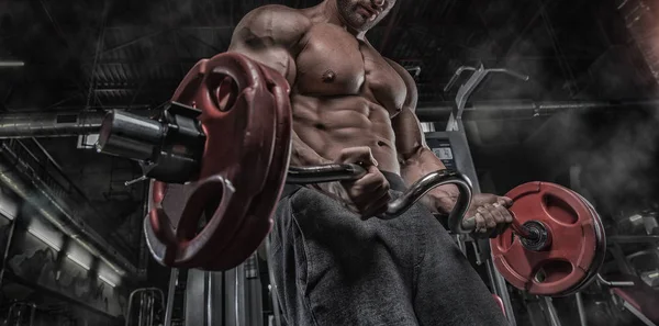 Sexy muskulöser Mann im Fitnessstudio, geformter Bauch. kräftiger Mann nackt zu — Stockfoto