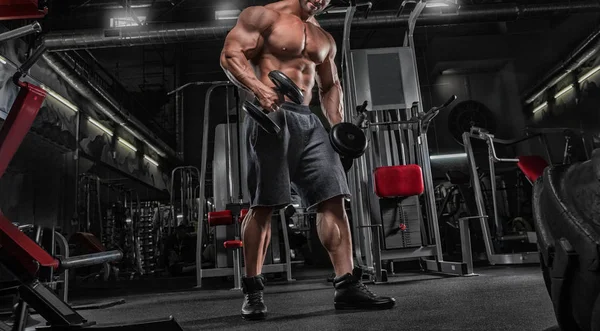 Жорстокі сильні атлетичні чоловіки накачують м'язи тренування Бодібілді — стокове фото