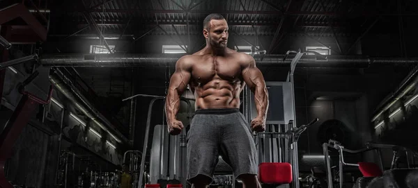 Brutalt starka atletiska män pumpa upp muskler träning bodybuildi — Stockfoto