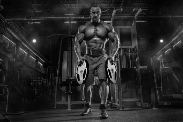 Βάναυση bodybuilder αθλητικός άνθρωπος με έξι πακέτο, τέλεια κοιλιακούς, — Φωτογραφία Αρχείου