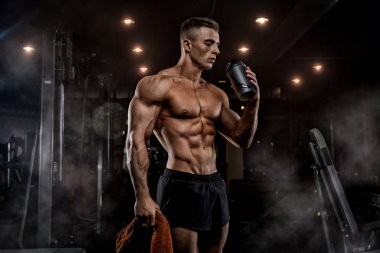 Kaslı adam egzersiz sonrası dinlenme ve Shaker içme