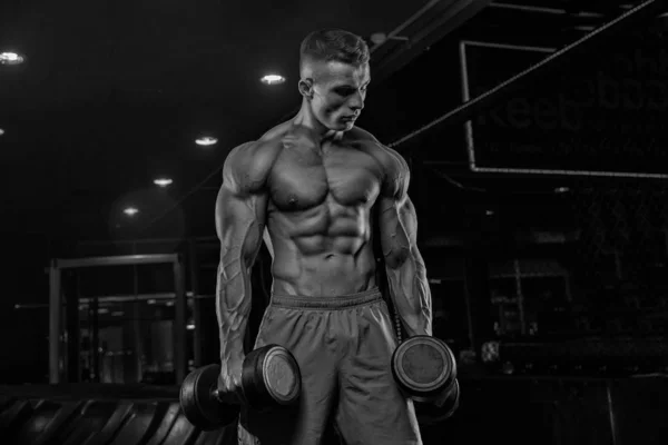 Brutal fisiculturista atlético homem com seis pack, abdominais perfeitos, shou — Fotografia de Stock