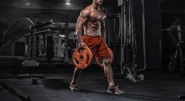 Altı paketi ile Brutal vücut geliştirmeci atletik adam, mükemmel abs, shou