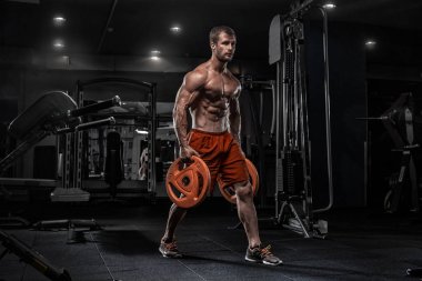 Altı paketi ile Brutal vücut geliştirmeci atletik adam, mükemmel abs, shou