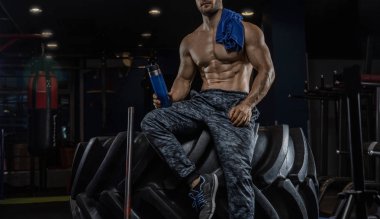 vücut geliştirmeci adam, halter ile egzersiz yürütmek, spor salonu içinde, ho