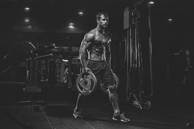 Altı paketi ile Brutal vücut geliştirmeci atletik adam, mükemmel abs, shou