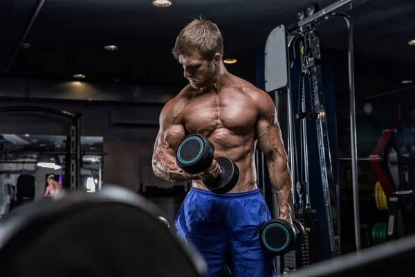 Attraente culturista muscoloso alto facendo deadlifts pesanti in mo — Foto Stock