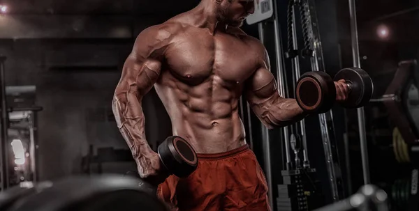 Βάναυση όμορφος Καυκάσιος bodybuilder που εργάζονται έξω κατάρτισης σε th — Φωτογραφία Αρχείου