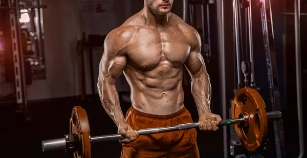 Hemdlos tätowierter Mann stemmt Gewicht im Sportverein. er ist st — Stockfoto