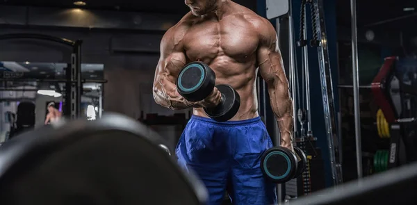 Atractivo alto musculoso culturista haciendo pesados deadlifts en mo — Foto de Stock