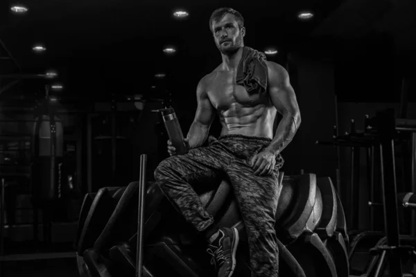 Bodybuilder man, führen Sie Übungen mit Hanteln, im Fitnessstudio, ho — Stockfoto