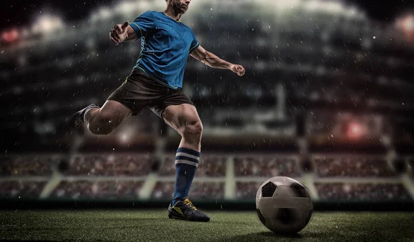 Voetbal-speler met bal op gebied van stadion — Stockfoto