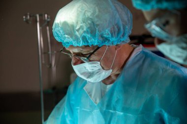 Hastanedeki ameliyathanede öğrencilerden oluşan neşeli bir takım. Fotoğrafı kapatın, aferin.