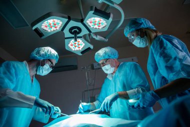 Hastanedeki ameliyathanede öğrencilerden oluşan neşeli bir takım. Fotoğrafı kapatın, aferin.