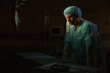 Hastanedeki ameliyathanede öğrencilerden oluşan neşeli bir takım. Fotoğrafı kapatın, aferin.