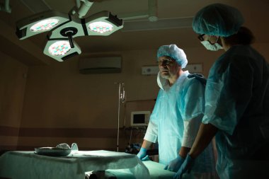 Hastanedeki ameliyathanede öğrencilerden oluşan neşeli bir takım. Fotoğrafı kapatın, aferin.