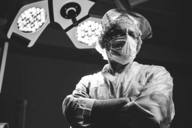 Hastanedeki ameliyathanede öğrencilerden oluşan neşeli bir takım. Fotoğrafı kapatın, aferin.