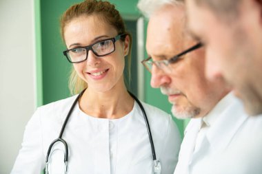 Hastanedeki ameliyathanede öğrencilerden oluşan neşeli bir takım. Fotoğrafı kapatın, aferin.