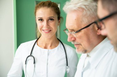 Hastanedeki ameliyathanede öğrencilerden oluşan neşeli bir takım. Fotoğrafı kapatın, aferin.