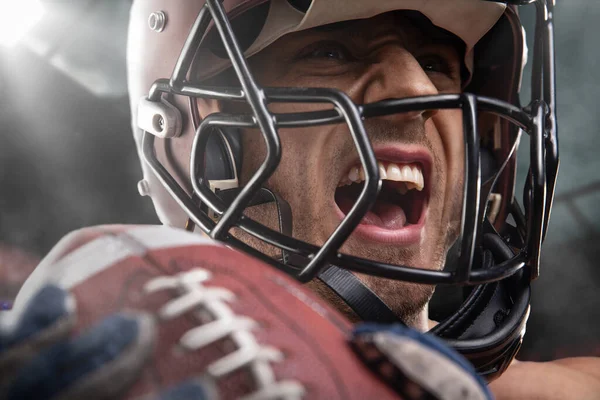 American Football Sportler Spieler Auf Dem Stadion Mit Lichtern Hintergrund — Stockfoto