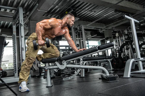 Atractivo Fisicoculturista Musculoso Alto Haciendo Levantamientos Mortales Pesados Gimnasio Moder — Foto de Stock