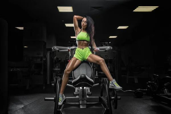 Una Mujer Musculosa Gimnasio Haciendo Ejercicio Chica Fuerte Fitness —  Fotos de Stock