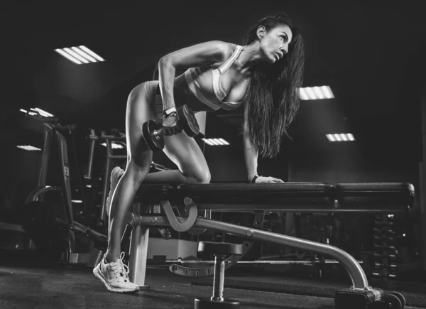 Menina Fitness Com Halteres Fundo Escuro — Fotografia de Stock