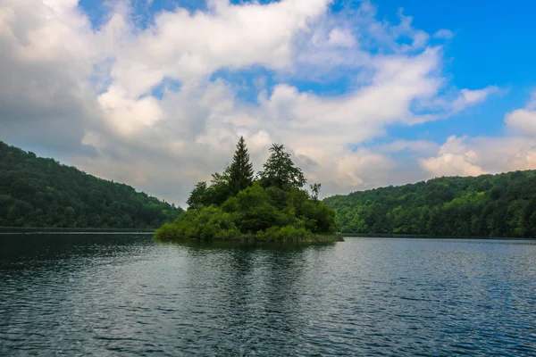 Plitvice Gölleri Milli Parkı, Croatias en popüler turistik.