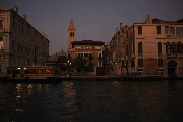 Coucher de soleil descend sur Venise romantique, Italie — Photo