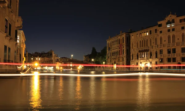 La bellezza notturna di Venezia e le luci della città. Italia . — Foto Stock