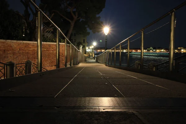 Nattens skönhet i Venedig och stadens ljus. Italien. — Stockfoto