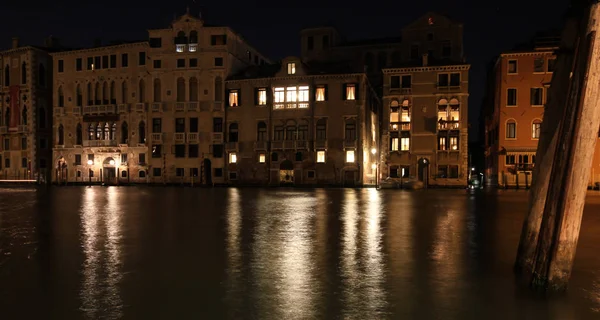 La beauté nocturne de Venise et les lumières de la ville. Italie . — Photo