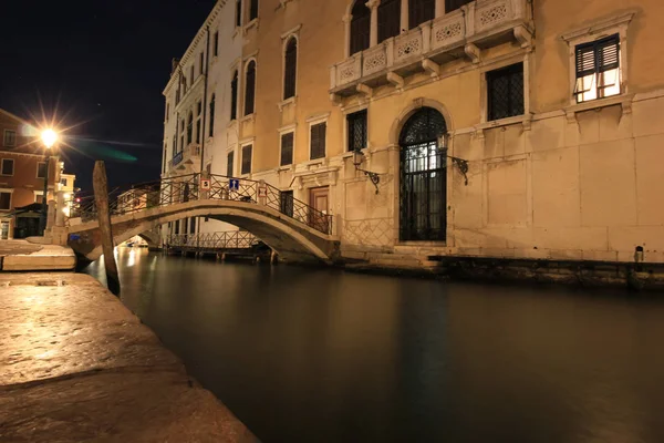 La beauté nocturne de Venise et les lumières de la ville. Italie . — Photo