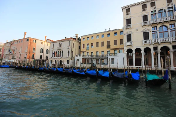 Gondoles sur une jetée au Grand Canal, Venise, Italie . — Photo