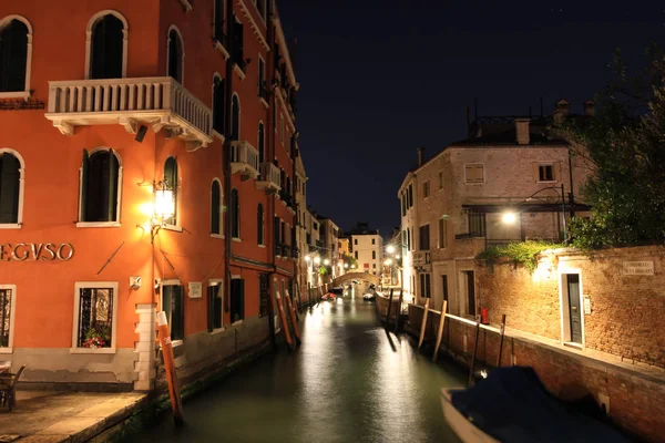 De nachtelijke schoonheid van Venetië en de lichten van de stad. Italië. — Stockfoto