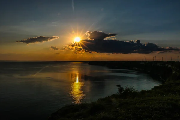 Krásný dramatický západ slunce na mysu Kaliakra, Černé moře, Bulharsko — Stock fotografie